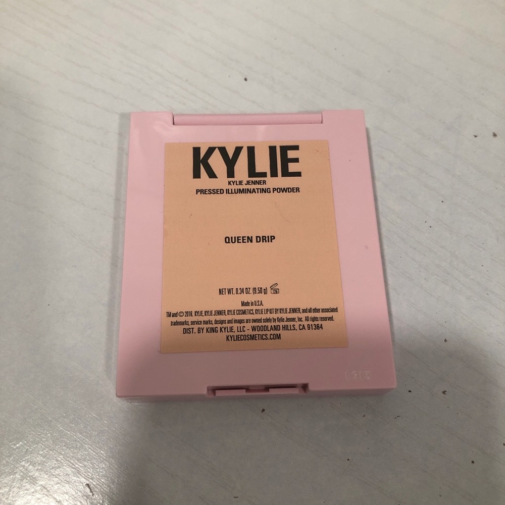 Kylie Cosmetics Pressed Illuminating Powder in shade Queen Drip